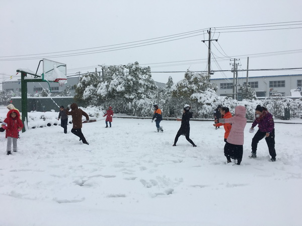 得潤員工們歡快在籃球上打雪仗.jpg